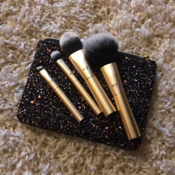 Number 7 Handbags - 🔆SALE🔆TRAVEL BRUSH SET